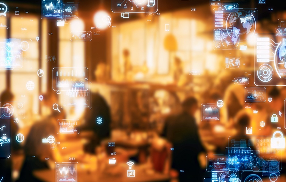 Imagem de fundo com pessoas em ambiente de coworking, sobreposta por elementos gráficos de tecnologia e dados digitais representando inovação e transformação digital.