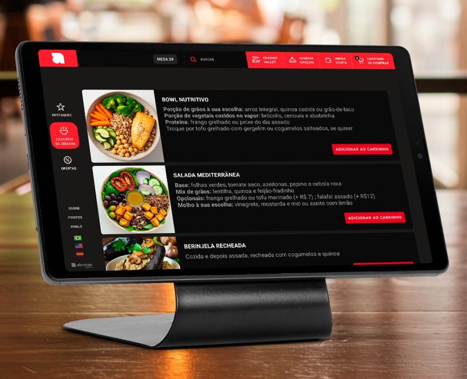 Tela de pedido de comida saudável com opções de pratos nutritivos, saladas mediterrâneas e berinjela recheada em um restaurante.